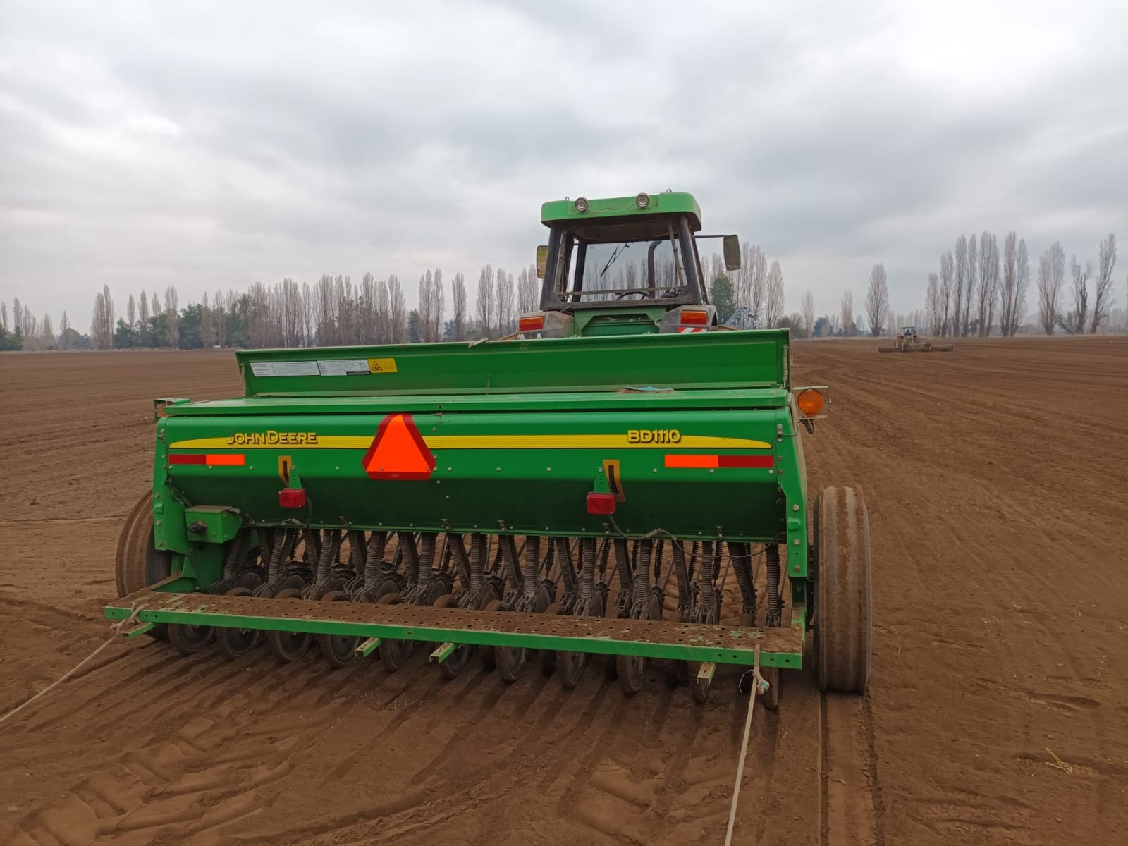 Tractor con sembradora de maíz